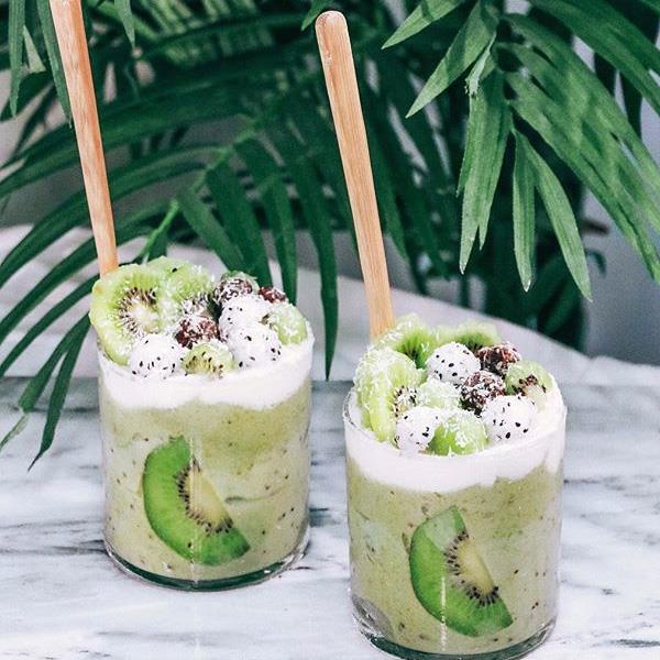 **Lina Saber**
<br><br>
Another one of Saber's delicious recipes: "2L Kiwi Pom Pom Paradise Smoothays" with kiwi fruits, bananas, pomegranate, mango, strawberries and coconut water.
