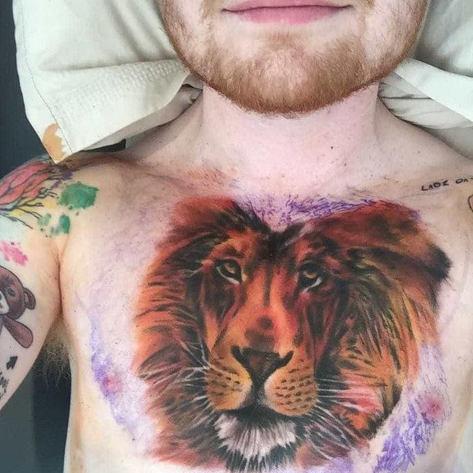 **Ed Sheeren**
<br><br>
Although his body is covered in tattoos, this huge lion tattoo on Ed Sheeran's chest certainly gave us a shock.
