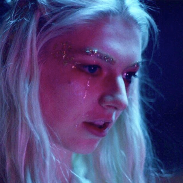 Jules' ([Hunter Schafer](https://www.elle.com.au/fashion/hunter-schafer-style-21052|target="_blank")) sparkly brows and red eyeshadow (Davy's homage to Claire Danes in *Romeo & Juliet*).