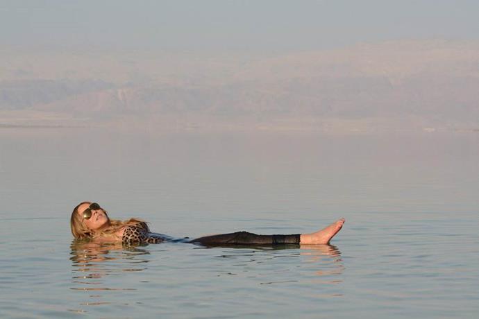 [Mariah Carey wearing](https://ellaau.com/celebrity/mariah-carey-swimming-red-sea-diamonds-13614|target="_blank") thousands of dollars worth of jewellery while floating in the Dead Sea.