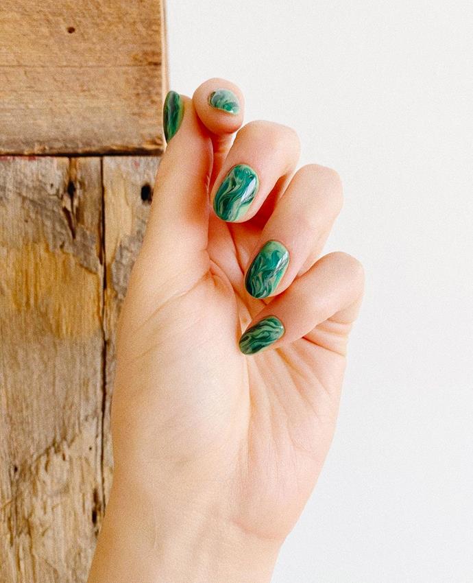 **The Marbling Manicure**
<br><br>
Much like its [fashion counterpart](https://www.elle.com.au/fashion/marbling-print-fashion-trend-24047|target="_blank"), the Marbling Manicure brings the psychedelic print trend to the world of nail art. Inspired by the process of marbling, start with a base coat on the nail and moisturise surrounding skin, apply a few drops of nail polish to clean water, use a toothpick to create an organic pattern and dip your nail in to collect the colour. Once removed, use an earbud and nail polish remover to clean your skin. And *voilà*!
<br><br>
*Image via [@jamiepaigebeauty](https://www.instagram.com/p/CFNQ-rFF8oh/|target="_blank"|rel="nofollow")*