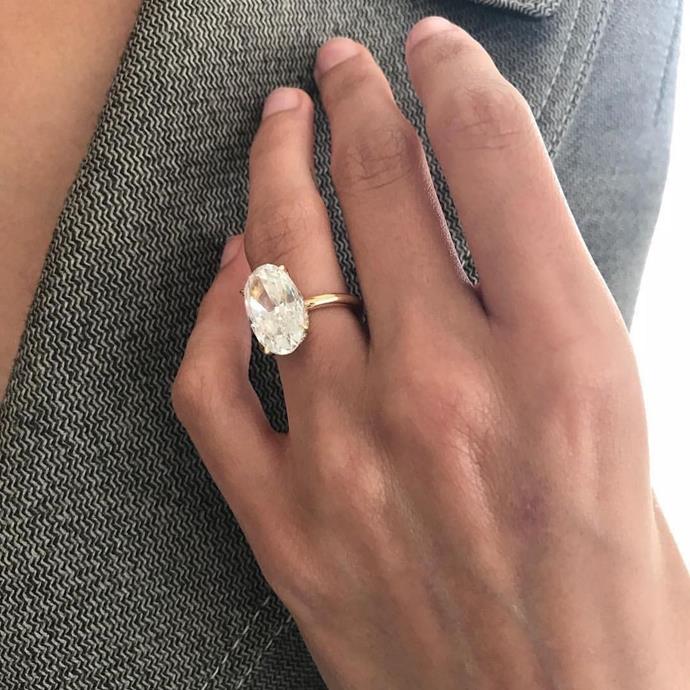 **Hailey Bieber**<br><br> 
We wouldn't expect anything else from Hailey and Justin, other than classic, timeless elegance. Hailey's engagement ring features a gorgeous oval cut diamond that is estimated to be around 10-carats. It is near colourless and set on a simple yellow gold solitaire with diamonds on the basket.