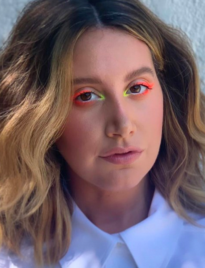 Ashley Tisdale's highlighter liner was all about neon sunset shades.
<br></br>
*Image via: [@ashleytisdale](https://www.instagram.com/ashleytisdale/|target="_blank"|rel="nofollow")*