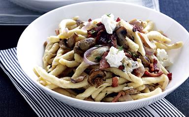 Pasta with caramelised onion, bacon and thyme