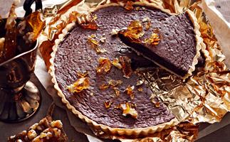 Chocolate tart with walnut praline