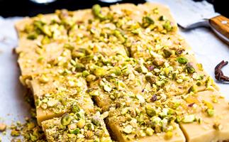 Ginger and pistachio slice