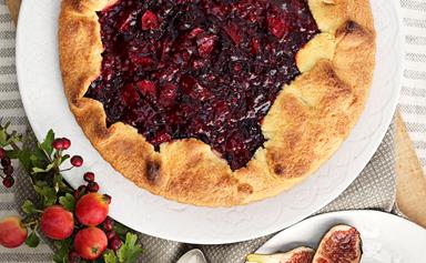 Rustic rhubarb and berry pie