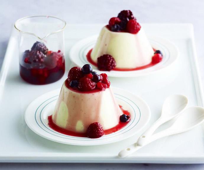 vanilla panna cotta with berry compote