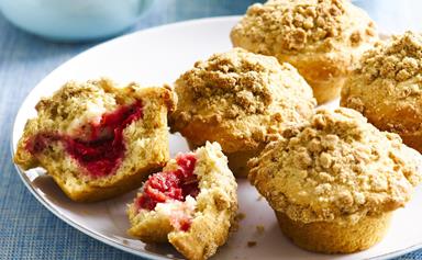 Rhubarb crumble muffins