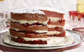 strawberries and cream sponge layer cake
