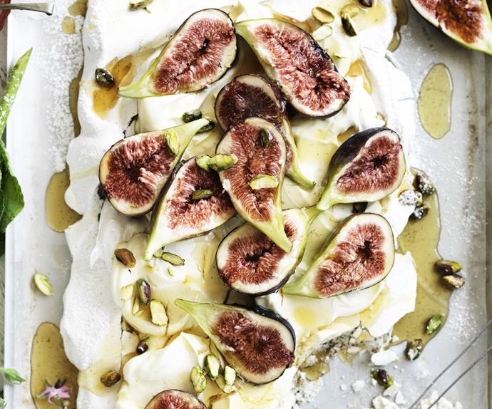 Earl grey meringue WITH SYRUP-SOAKED FIGS