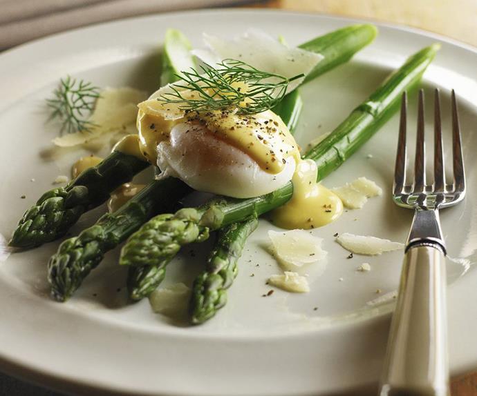 asparagus with poached egg and hollandaise