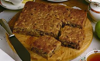 MOIST APPLE AND DATE CAKE
