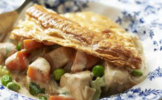 COUNTRY CHICKEN AND VEGETABLE PIE