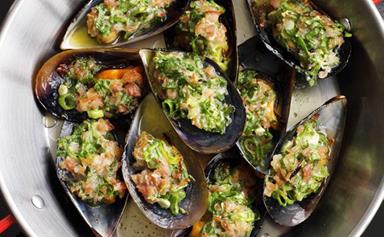 Grilled mussels with prosciutto