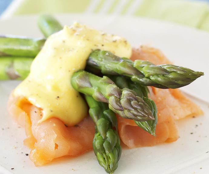 SMOKED SALMON AND ASPARAGUS WITH HOLLANDAISE SAUCE