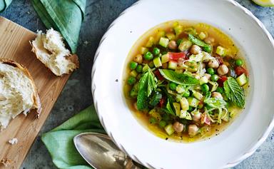 Green minestrone with chickpeas and lemon