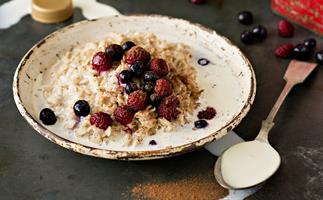 Wholegrain oats with berries