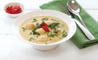 Green curry with chicken meatballs