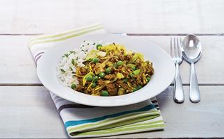 Curried mince with cabbage and rice