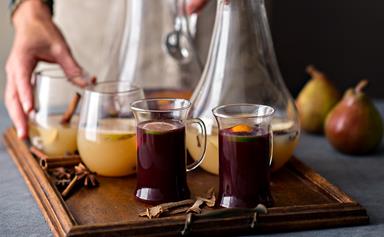 Aromatic white and red mulled wine