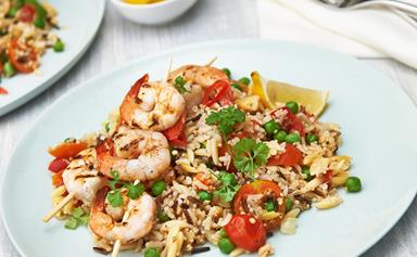 Prawn skewers with quinoa and brown rice