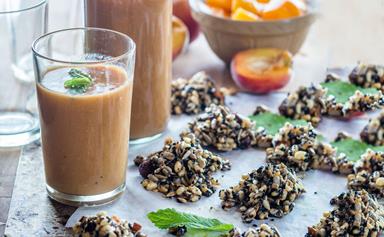Peach, pear and ginger smoothie with nut clusters