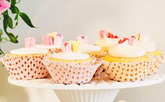 Lemon-scented rose cupcake