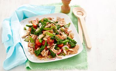 Fast fattoush salad with tuna and broccolini