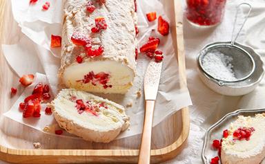 Frozen meringue roll with strawberries and cream