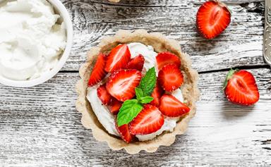 Easy no-bake strawberry tarts with creamy mascarpone filling
