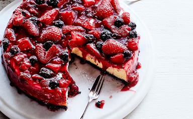 Baked cheesecake with berry sauce and cookie base