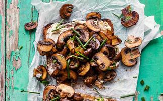 Mushrooms with herbs and crème fraîche on wholegrain
