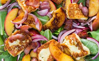 Juicy grilled peach, bacon and haloumi salad