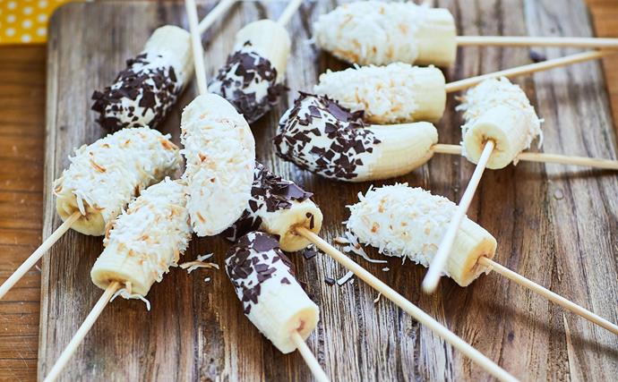 Frozen yoghurt-dipped bananas with coconut and chocolate
