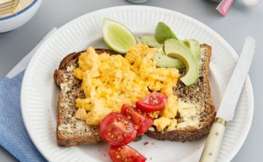 Make-at-work microwave scrambled eggs on toast