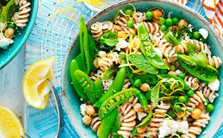 Spelt pasta with peas and ricotta