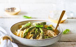 Dreamy chicken and asparagus pasta