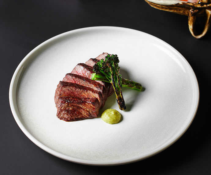 Komeyu Brisbane restaurant review. Photo of striploin with roasted broccolini and seaweed wasabi dressing