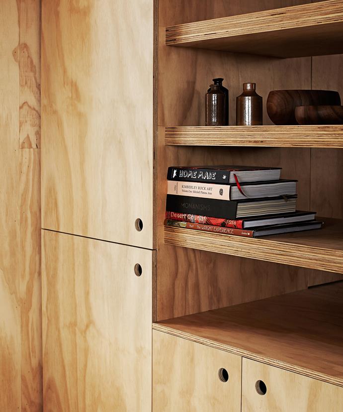 In this timber extension, hoop pine plywood boards were used internally for walls and built-in elements such as shelves and cupboards. The absence of handles is both simple and economical.