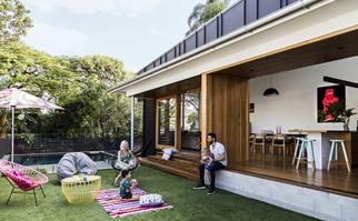 Indoor/outdoor contemporary space