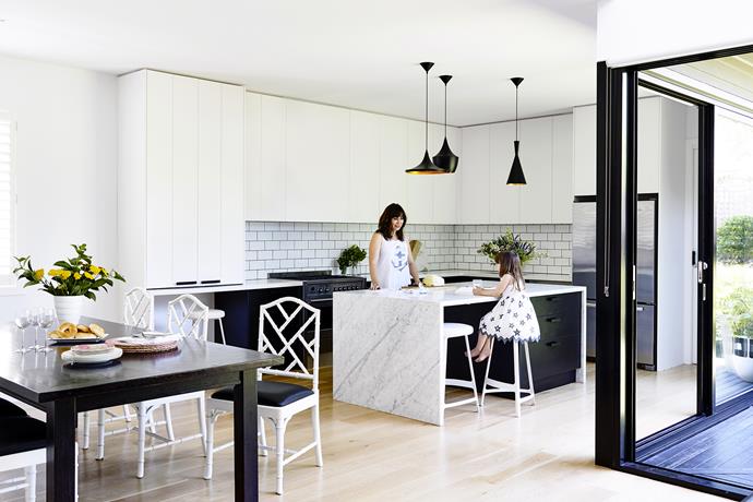 A black and white palette keeps things fresh and elegant in the kitchen.
The **benchtop** is Carrara marble from [European Marble](http://www.europeanmarble.com.au/|target="_blank"). **Stools** and **pendant lights** from [Matt Blatt](http://www.mattblatt.com.au/?utm_campaign=supplier/|target="_blank").