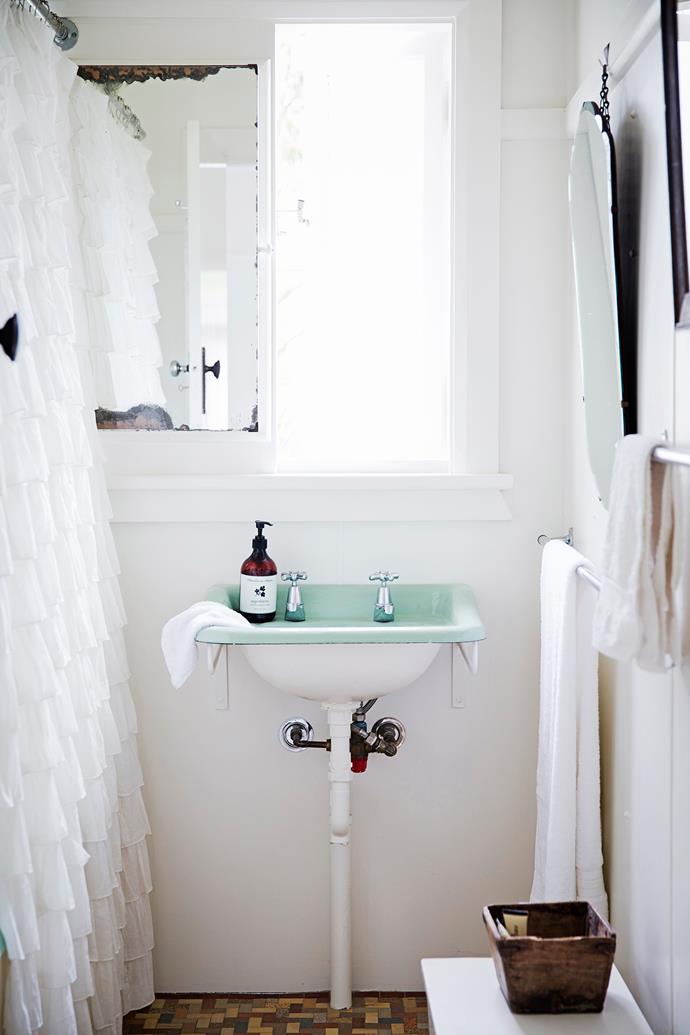 “We kept all the original fittings in the bathroom. I love my [Urban Outfitters](http://www.urbanoutfitters.com/urban/index.jsp/?utm_campaign=supplier/|target="_blank") Waterfall Ruffle shower curtain,” Beth says.