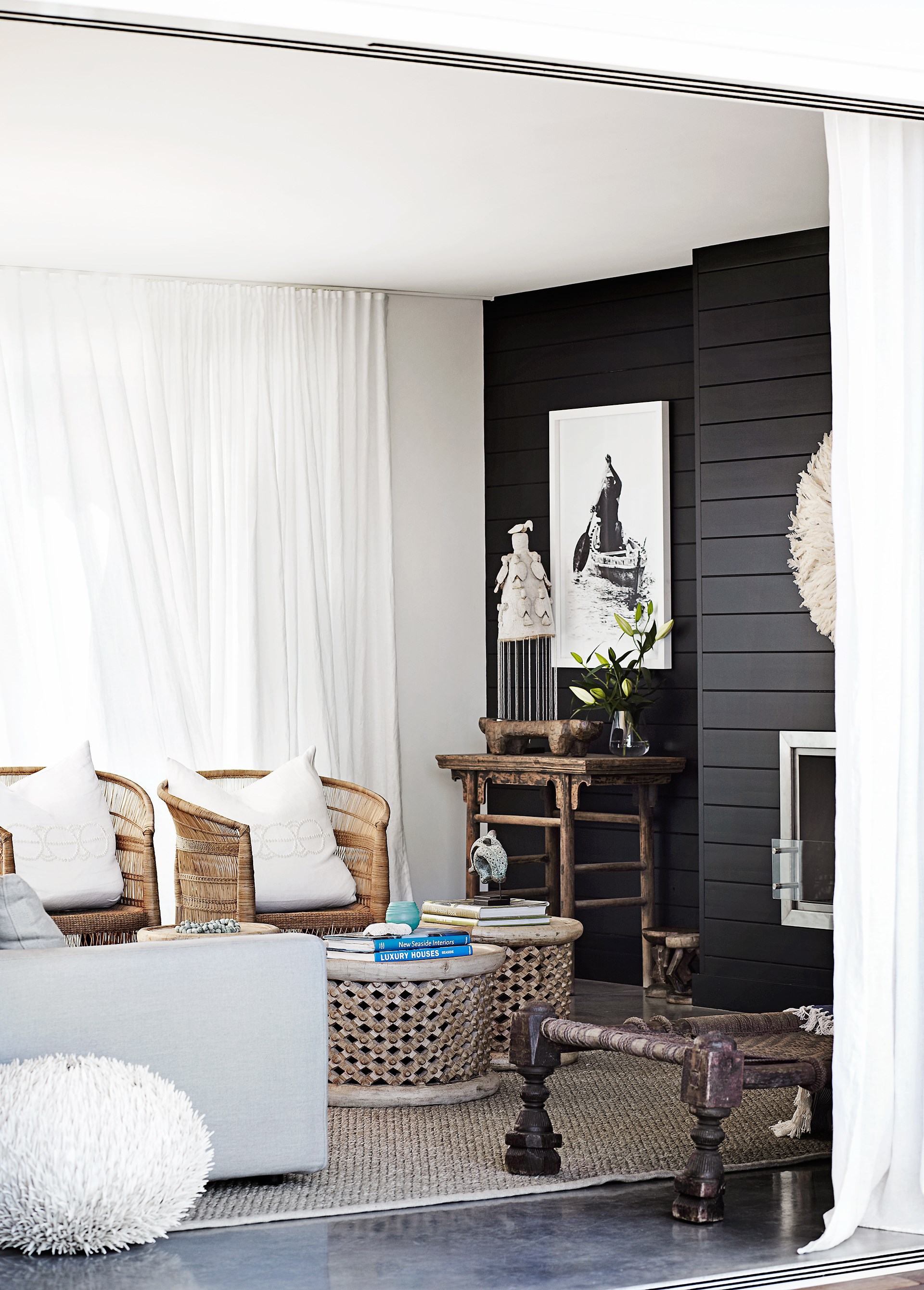 Tribal and organic objects mix with rustic furniture and a coastal aesthetic in this global-inspired [weatherboard home](https://www.homestolove.com.au/weatherboard-home-with-wow-factor-3458|target="_blank") - the epitome of beachy boho style. *Photo:* Sharyn Cairns