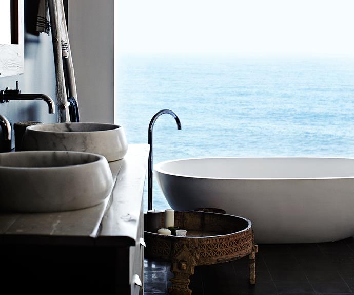 Freestanding bath overlooking the ocean