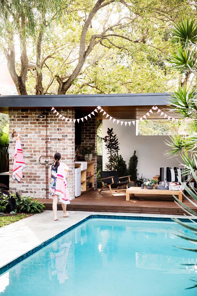 Comfortable and low maintenance, the pool house hosts a steady stream of visitors on sunny afternoons. From outdoor shower down to the kitchen sink and stylish casual furniture, every need is catered to.