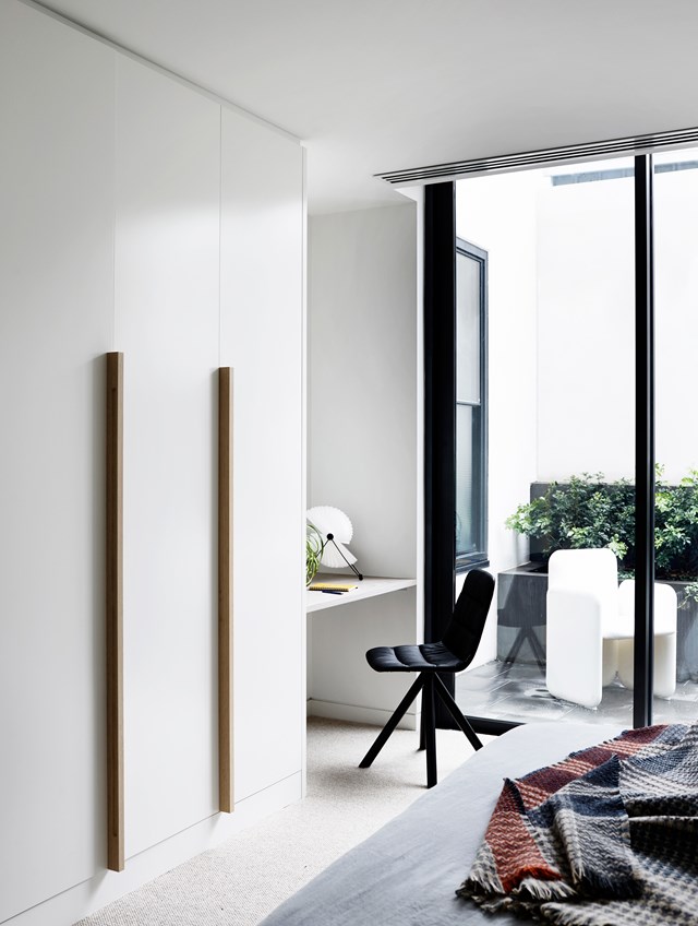 You won't mind working overtime in this stylish [study](https://www.homestolove.com.au/neometro-apartment-by-ma-architects-5000|target="_blank"). It blends so seamlessly into the space you almost don't know it's there. 

*Photographer: Derek Swalwell | Story: Belle*