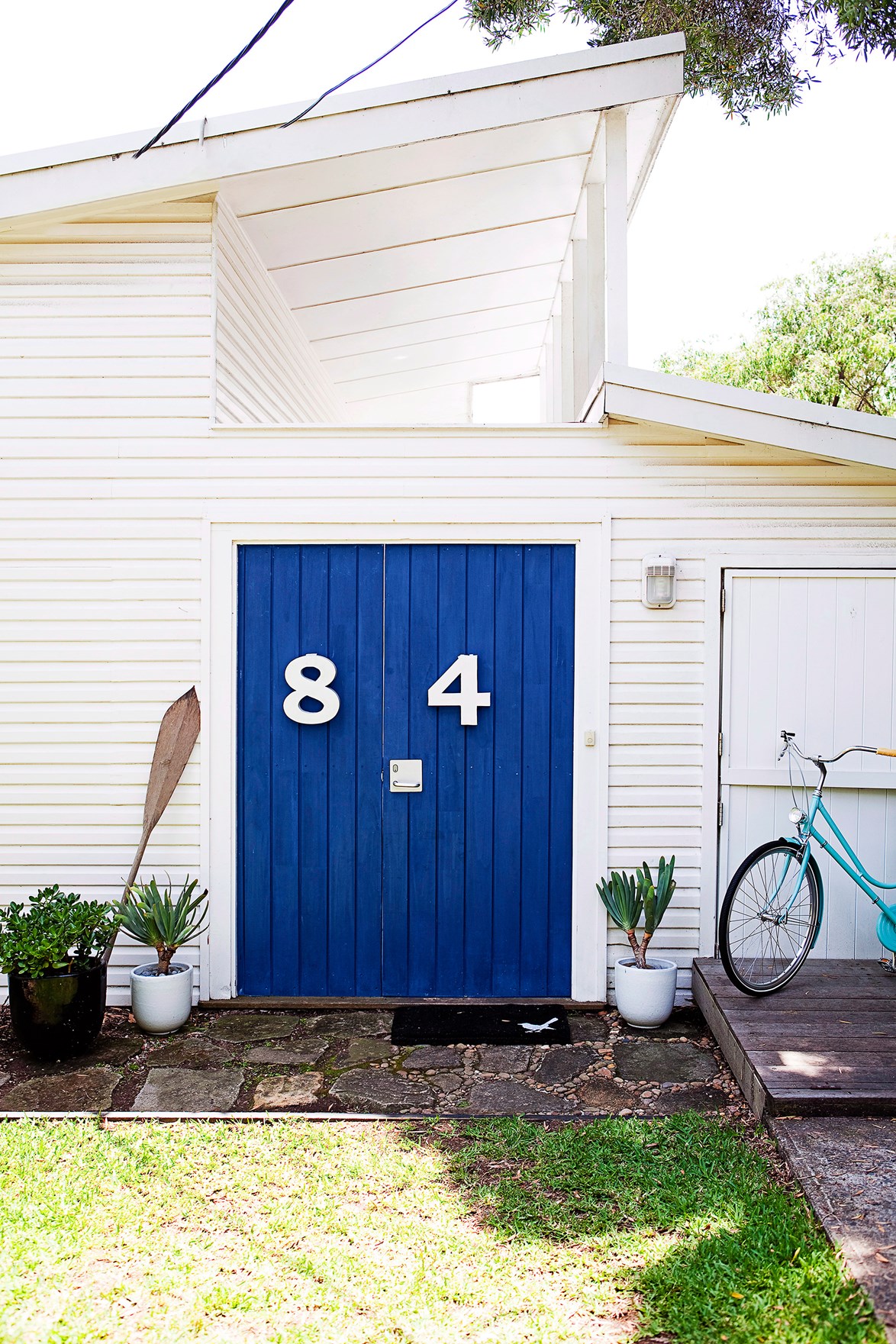 The blue and white combo suits this coastal home beautifully. The stylish large numbers mean visitors will never get lost!