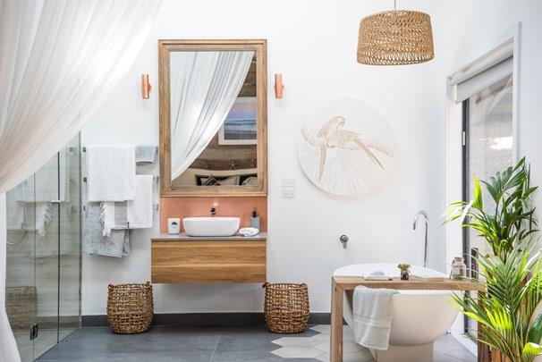 Kristie said Mel and Dave's ensuite bathroom was, "Exactly how I pictured California… I walked in there and it was so light and white."