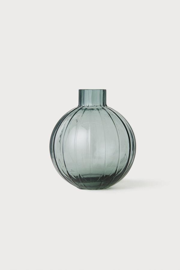 Small glass **vase** in dark green, $7.99, from [H&M](https://fave.co/2O6namj|target="_blank"|rel="nofollow").